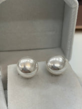 Load image into Gallery viewer, Pearl Stud Earrings