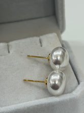 Load image into Gallery viewer, Pearl Stud Earrings
