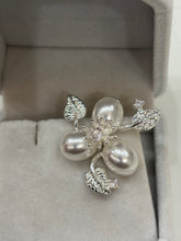 Load image into Gallery viewer, Pearl Flower Stud Earrings