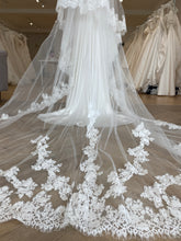 Load image into Gallery viewer, Bloom Veil | Dream Bridal