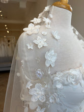 Load image into Gallery viewer, Gardenia Veil | Dream Bridal